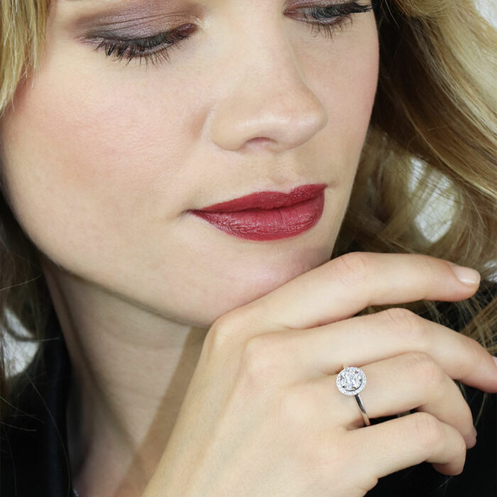 anillo compromiso oro blanco diamantes