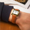 reloj de pulsera marrón