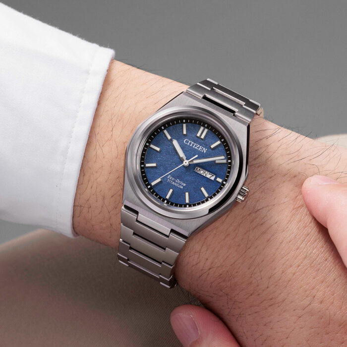 Reloj Citizen Super Titanium Date Azul AW0130-85L - Imagen 2