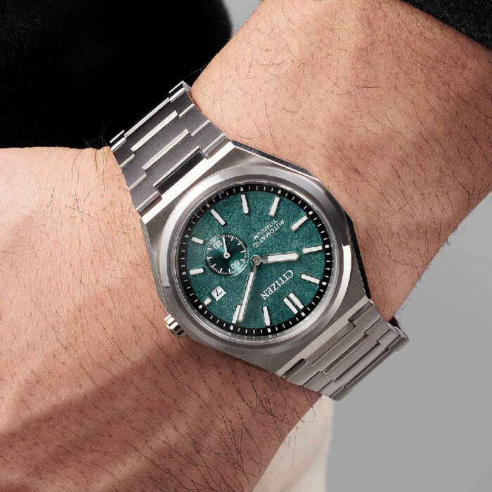 Reloj Citizen Super Titanium Verde NJ0180-80X - Imagen 2